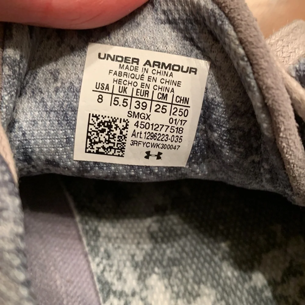 WOMENS UNDER ARMOUR SNEAKER SIZE 8